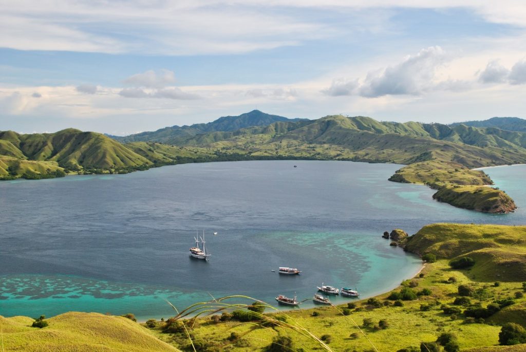komodo island yacht cruises from bali